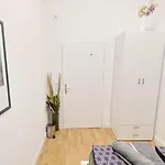 Comfortable Rooms In Lugner City Area